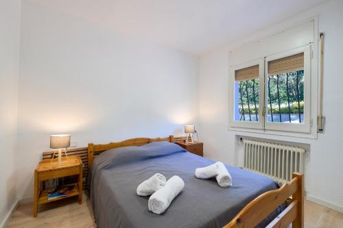 una camera da letto con un letto con due asciugamani sopra di 2 Tor-18 a Lloret de Mar