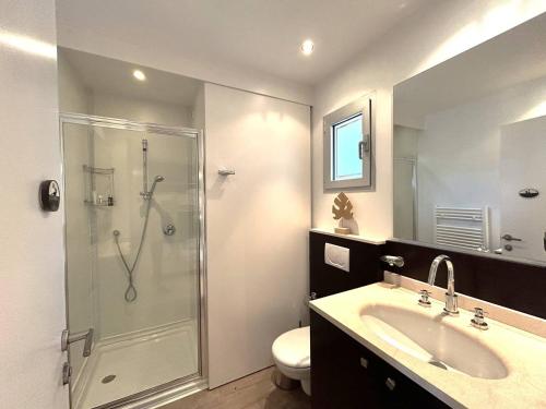 une salle de bain avec une douche, un lavabo et des toilettes dans l'établissement Appartement T2 Pieds dans l'eau Santa Giulia, à Porto-Vecchio