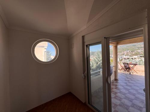 an empty room with a round window and a door at Villa del Mare in Dobra Voda