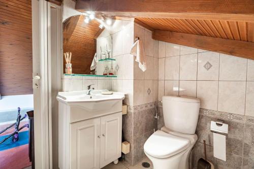łazienka z toaletą i umywalką w obiekcie Villa Serenity relaxing retreat in Kymi Euboea w mieście Paralia Kimis