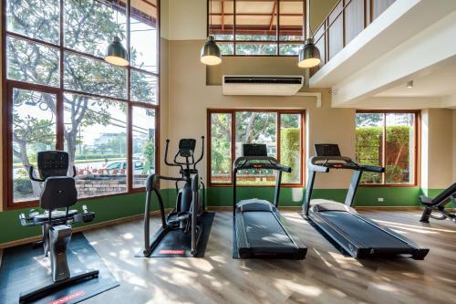 Gimnasio o instalaciones de fitness de Ayrest Hua Hin Hotel