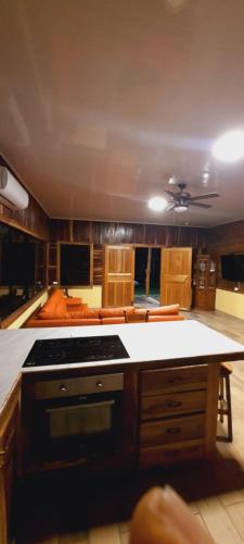 别霍港Alalunga Casas的客房内的厨房配有炉灶烤箱