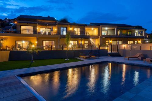 une maison avec piscine la nuit dans l'établissement La Villa Sambro, aux Issambres