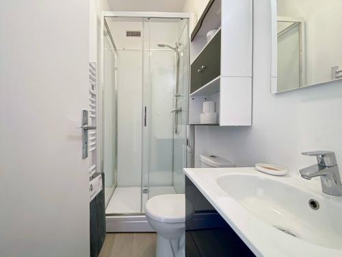 une salle de bain avec une douche, un lavabo et des toilettes dans l'établissement La Douceur de la Seine - 305, à Amfreville-la-Mi-Voie