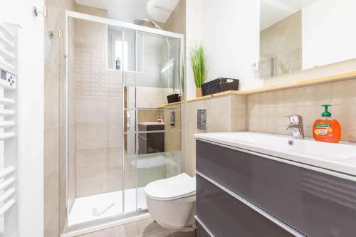 une salle de bain avec une douche, des toilettes et un lavabo dans l'établissement Le jardin des Plantes, à Dijon