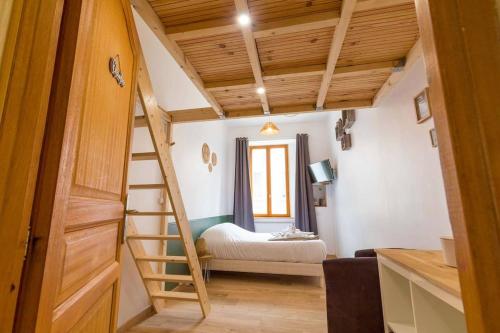 une chambre avec une échelle menant à une chambre dans l'établissement Le jardin des Plantes, à Dijon