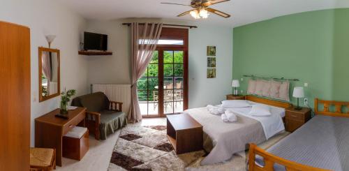 Ein Bett oder Betten in einem Zimmer der Unterkunft To Kallion