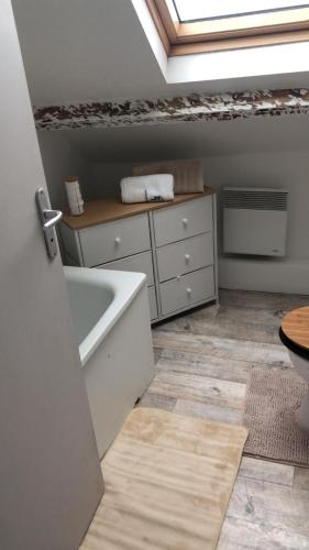 La salle de bains est pourvue d'une baignoire et d'une commode. dans l'établissement HYPER CENTRE COSY DUPLEX dans les remparts, à Boulogne-sur-Mer