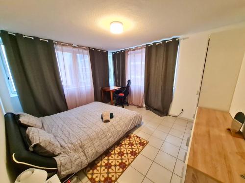 En eller flere senge i et værelse på Escale en ville - T2 lumineux gare centre-ville