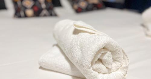 - une serviette blanche assise au-dessus d'une table dans l'établissement AC - WIFI - Perfect for exploring Avignon on foot!, à Avignon