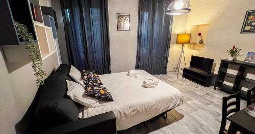 Cette petite chambre comprend un lit et une télévision. dans l'établissement AC - WIFI - Perfect for exploring Avignon on foot!, à Avignon