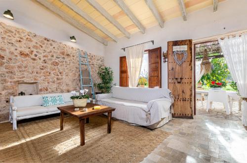 una sala de estar con un sofá y una mesa en YourHouse Sa Estada villa, en Sineu