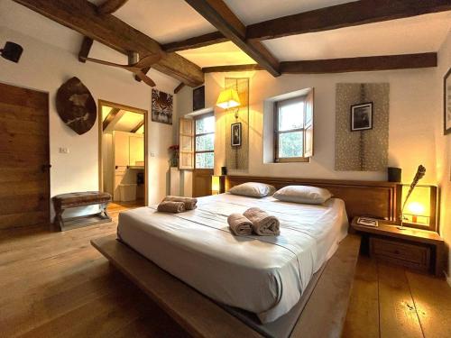 une chambre avec un grand lit avec deux serviettes dessus dans l'établissement Villa de type bergerie 3 chambres avec piscine, à Sotta