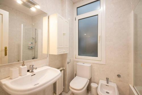 サン・セバスティアンにあるApartamento en el corazón de la ciudad con parkingの洗面台とトイレを備えた白いバスルーム