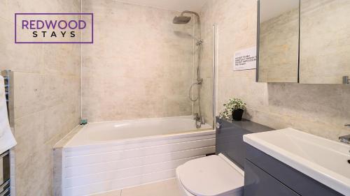 Bilik mandi di Newly Refurbished Spacious Serviced Apartment for Contractors and Families, FREE WiFi & Netflix by REDWOOD STAYS
