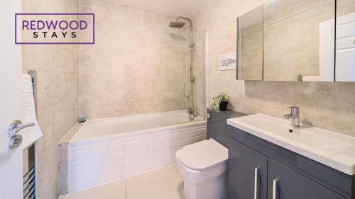Bilik mandi di Newly Refurbished Spacious Serviced Apartment for Contractors and Families, FREE WiFi & Netflix by REDWOOD STAYS