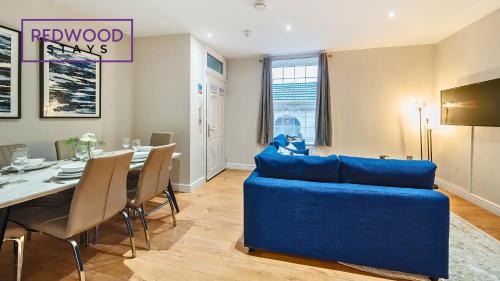 Televisyen dan/atau pusat hiburan di Newly Refurbished Spacious Serviced Apartment for Contractors and Families, FREE WiFi & Netflix by REDWOOD STAYS