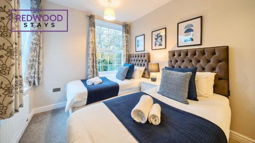 Katil atau katil-katil dalam bilik di Newly Refurbished Spacious Serviced Apartment for Contractors and Families, FREE WiFi & Netflix by REDWOOD STAYS