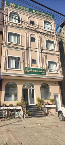 un edificio de hotel con una mesa delante en Hotel Sundram, en Zirakpur