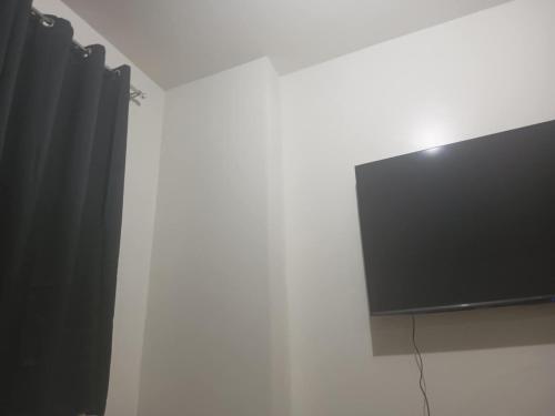 TV tai viihdekeskus majoituspaikassa Amaia Steps Capitol Condo