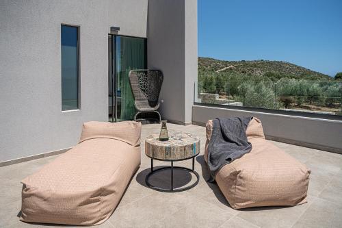 a living room with a couch and a table at Sunny Vacay Villa in Stérnai