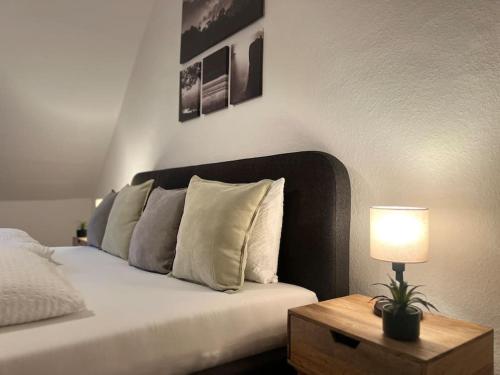 Postel nebo postele na pokoji v ubytování Moderne FeWo in Goslars Altstadt