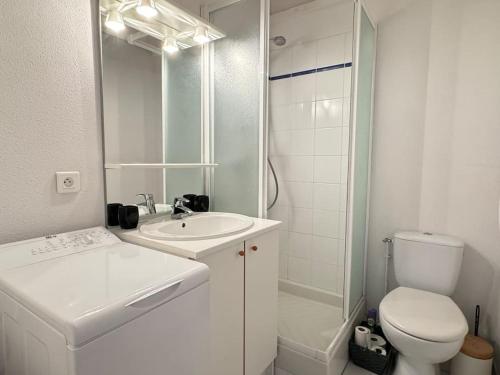 une salle de bain avec un lavabo, des toilettes et une douche dans l'établissement Appartement 2 chambres mezzanine 6P - Parking - balcon - vue, à Cauterets