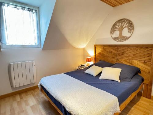 - une chambre dotée d'un lit avec une photo d'arbre sur le mur dans l'établissement Appartement 2 chambres mezzanine 6P - Parking - balcon - vue, à Cauterets