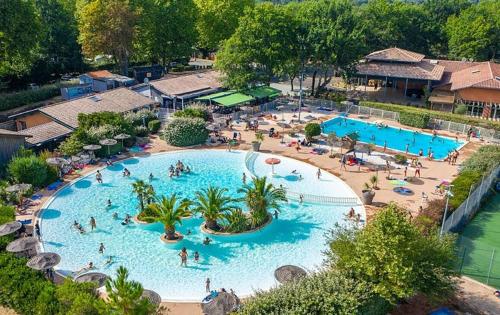 an overhead view of a swimming pool at a resort at Charmante chambre indépendante, terrasse et entrée privative in Gujan-Mestras
