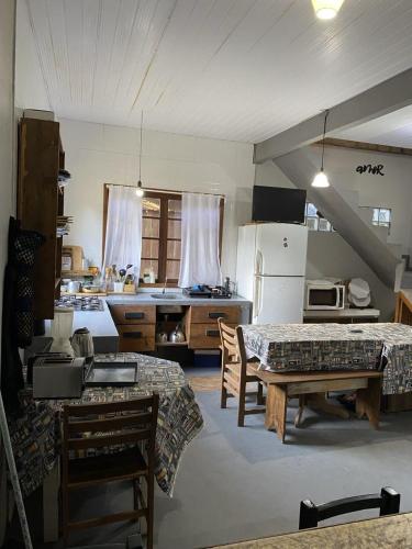 Dapur atau dapur kecil di Hostel Paraíso Embaú