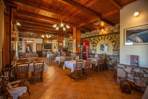 restauracja ze stołami i krzesłami w pokoju w obiekcie Guesthouse Moucha w mieście Moúcha