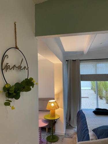 une chambre avec un lit et une table avec une lampe dans l'établissement Hameau au coeur de la foret landaise, à Herm