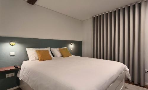 Postel nebo postele na pokoji v ubytování DOMI Suites & Studios