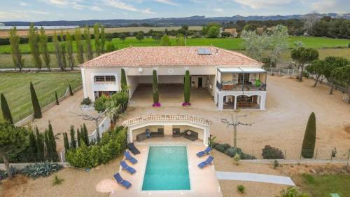une vue aérienne d'une maison avec piscine dans l'établissement Vacation rental with pool and Jacuzzi, close to Arles - sleeps 10, à Arles