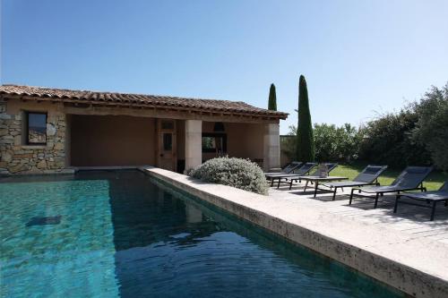- une piscine avec des chaises longues à côté d'une maison dans l'établissement Provençal farmhouse, Mont Ventoux view, 2 pools (1 heated), Bédoin - 10 people, à Bédoin