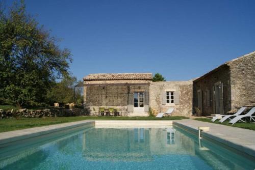 Πισίνα στο ή κοντά στο prestigious mas with heated swimming pool in oppède, in the heart of the luberon - 11 persons