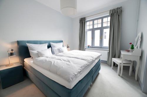 ein Schlafzimmer mit einem großen Bett und einem Schreibtisch in der Unterkunft Kappeln 333 in Kappeln