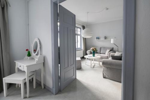 Zimmer mit einer Tür zum Wohnzimmer in der Unterkunft Kappeln 333 in Kappeln