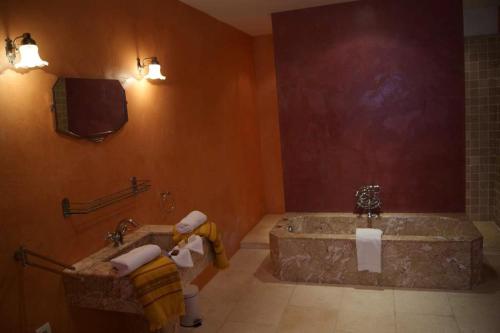 Ένα μπάνιο στο prestigious mas with heated swimming pool in oppède, in the heart of the luberon - 11 persons
