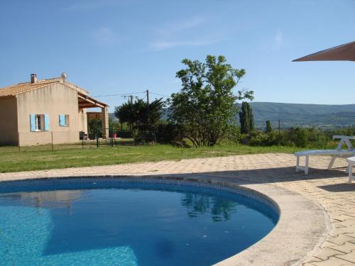 une piscine devant une maison dans l'établissement house in the countryside in the luberon with beautiful view and private swimming-pool close to bonnieux in Provence - 8 personnes, à Bonnieux