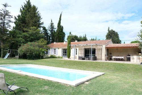 modern house with pool, near baux de provence and golfs in mouries 8 sleeps