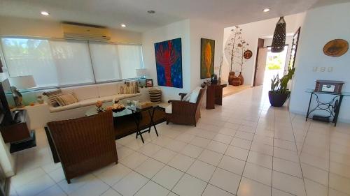 Ein Sitzbereich in der Unterkunft Chios small paradise beach home