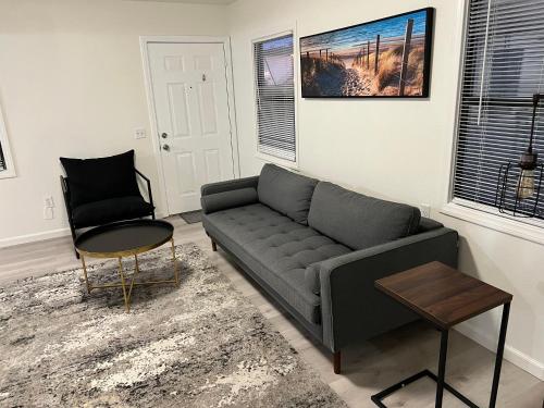 Χώρος καθιστικού στο Spacious, private apartment for a comfortable stay