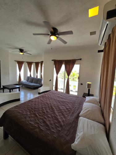 a bedroom with a bed and a ceiling fan at Hotel Villa Capricho in Ciudad Madero
