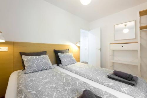 ein Schlafzimmer mit einem großen Bett mit zwei Kissen in der Unterkunft Sereno refugio en barrio residencial in Añorga-Lugariz