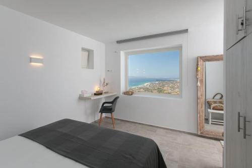 Dormitorio con cama, espejo y océano en Avlia Panoramic Villa Naxos, en Naxos Chora