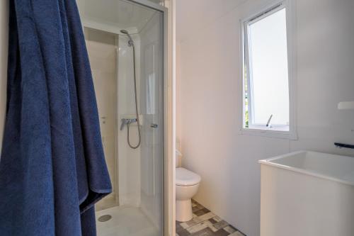 Koupelna v ubytování Camping Ushuaïa Villages Le Parc de la Grève