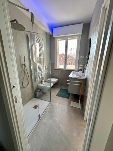 Un baño con ducha, inodoro y lavabo. en OliVia Home Sauna & Gym, en Forlì