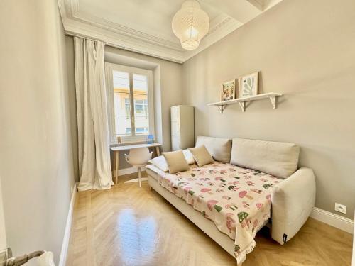 une chambre avec un lit, un bureau et une fenêtre dans l'établissement ApartHotel Riviera - Le Balcon du GRAND ALEXANDRE - Amazing 3 berdooms - Old Town Promenade des Anglais, à Nice