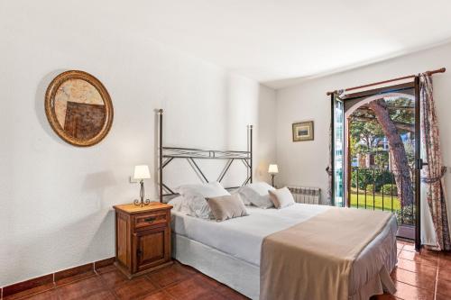 - une chambre avec un lit et une fenêtre ouverte dans l'établissement 28 Maria Levy's, à Saint-Tropez